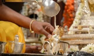 Lakshmi Mantra: শুক্রবার দেবী লক্ষ্মীর পুজোয় কোন মন্ত্র জপ করবেন? জেনে নিন