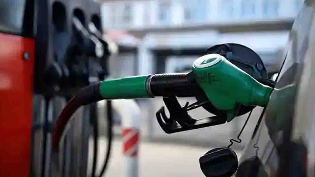 Petrol Diesel Price Issue: কেন রাজ্য কমাচ্ছে না ভ্যাট? জ্বালানি ইস্যুতে এবার পথে নামছে বিজেপি, শহর জুড়ে বিক্ষোভ কর্মসূচি