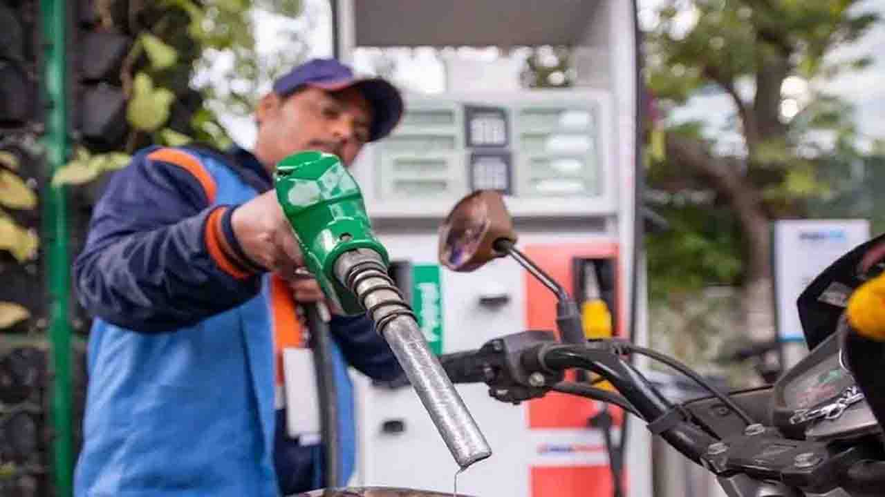 Petrol Price Today: ছট পুজোর দিন কি বাড়ল পেট্রোল ডিজেলের দাম, দেখে নিন