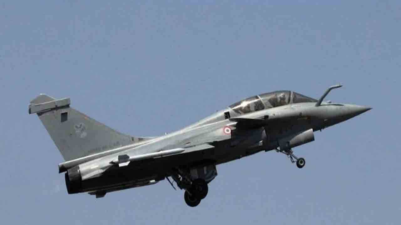 Rafael Fighter Jet : মঙ্গলে মঙ্গলবার্তা, আরও তিনটি রাফাল জেট ভারতীয় বায়ুসেনার হাতে তুলে দিল ফ্রান্স