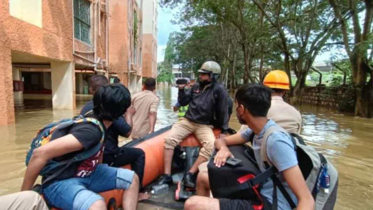 Karnataka Rain: একটানা বৃষ্টিতেই ফের উঠে এল নিকাশি ব্যবস্থার কঙ্কালসার দশা! মুখ্যমন্ত্রী বাসবরাজকে ফোন প্রধানমন্ত্রীর Karnataka Rain: একটানা বৃষ্টিতেই ফের উঠে এল নিকাশি ব্যবস্থার কঙ্কালসার দশা! মুখ্যমন্ত্রী বাসবরাজকে ফোন প্রধানমন্ত্রীর