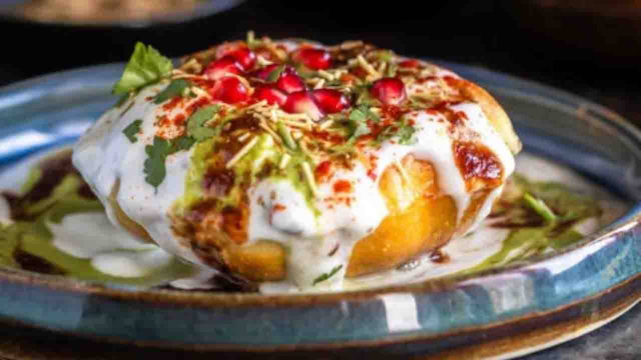 Recipe: রবিবারের সকালে মুখরোচক খাবার না হলে চলে না? চটপট বানিয়ে ফেলুন রাজ কচুরি