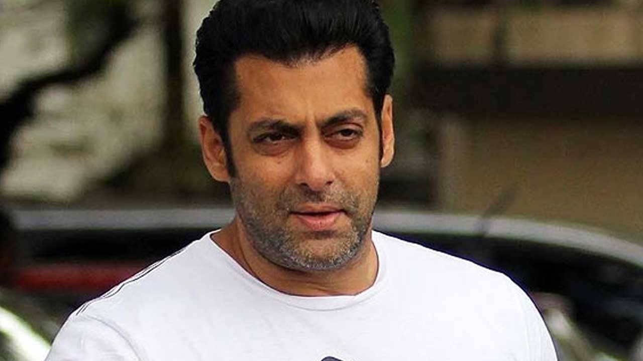 Salman Khan: “নাচ বন্ধ করো”, সেলফি তুলতে এলে অনুরাগীকে ধমক দিলেন সলমন!