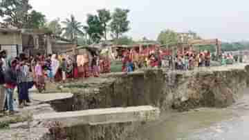 Murshidabad: আস্ত ঘরবাড়ি গিলছে গঙ্গার ভাঙন, সারি বেঁধে দাঁড়িয়ে নিজেদের সর্বনাশ দেখছেন ওরা