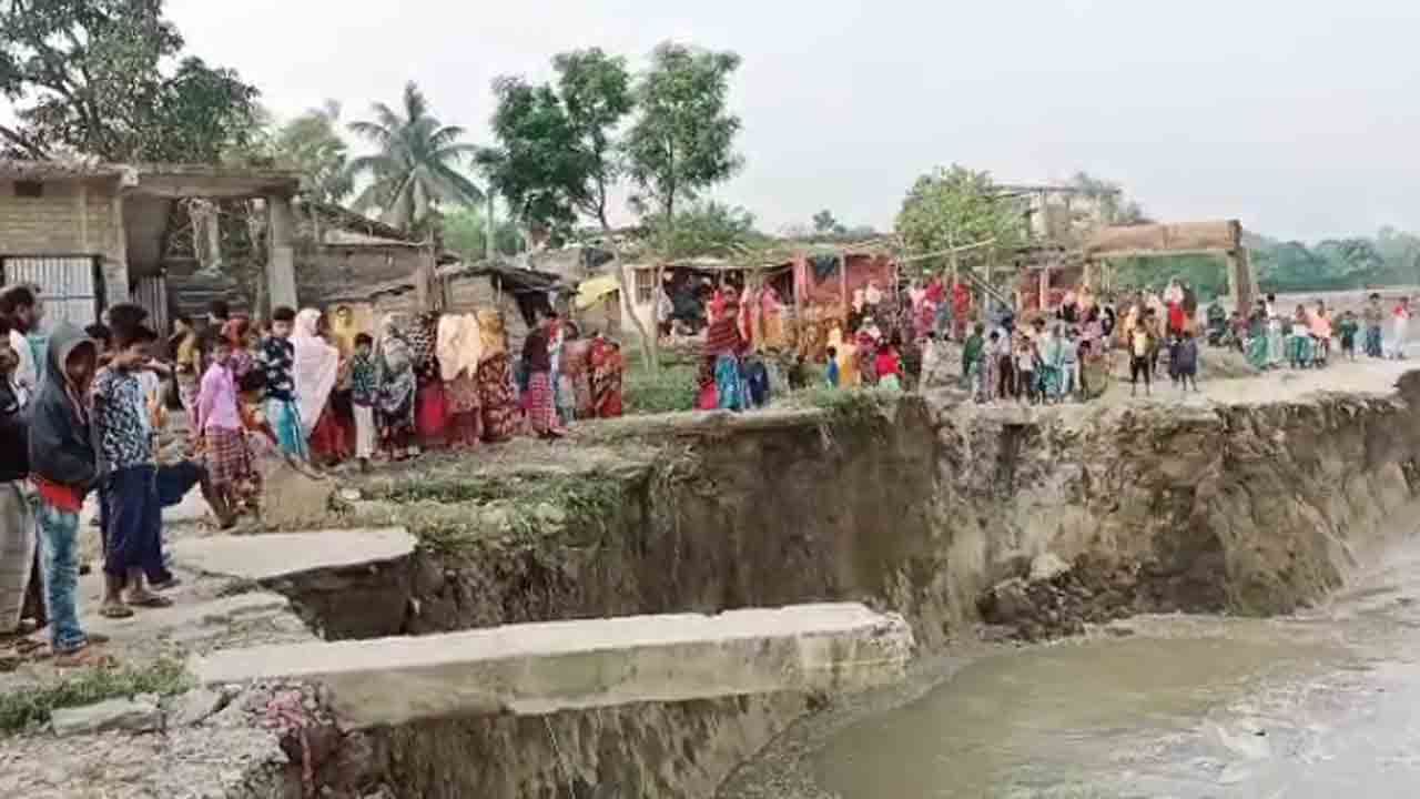 Murshidabad: আস্ত ঘরবাড়ি গিলছে গঙ্গার ভাঙন, সারি বেঁধে দাঁড়িয়ে নিজেদের 'সর্বনাশ' দেখছেন ওরা