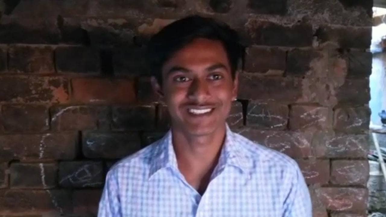 Murshidabad: বাবার মতো রোদে-জলে ঘুরে হকারি করতে হবে না, বাড়ির স্বপ্নের ফেরিওয়ালা ছেলে ধরবে স্টেথো