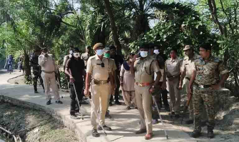 TMC: কথাকাটাকাটি থেকে শুরু, শেষে দলের যুব নেতাকেই বেধড়ক মার! জ্বলল বাড়ির পর বাড়ি TMC: কথাকাটাকাটি থেকে শুরু, শেষে দলের যুব নেতাকেই বেধড়ক মার! জ্বলল বাড়ির পর বাড়ি