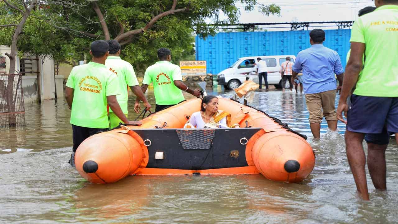 Tamil Nadu Rain: একটানা বৃষ্টিতে ডুবেছে বাড়িঘর, যাতায়াতের ভরসা কেবল নৌকা! ত্রাণশিবিরে ঠাই ৩ হাজার বাসিন্দার