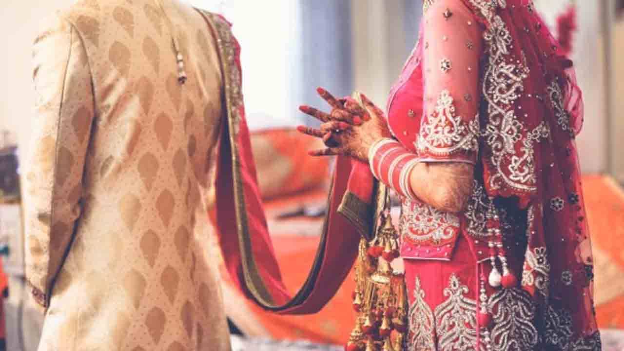 Viral Video: রাত-পোশাকে সাতপাক ঘুরতে চান কনে! ভিডিয়ো ভাইরাল সোশ্যাল মিডিয়ায়