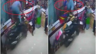 Viral Video: ফোন নিয়ে কাড়াকাড়ি! বাঁদর আর একরত্তি মেয়ের খুনসুটিতে মজে নেটপাড়া, দেখুন ভিডিয়ো