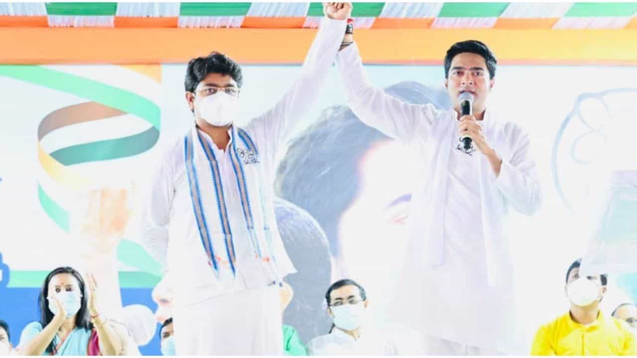 Shantipur By-Election 2021: ধোপে টিকল না বিতর্ক, বিজেপির জেতা কেন্দ্রেই জয় ছিনিয়ে নিল ঘাসফুল Shantipur By-Election 2021: ধোপে টিকল না বিতর্ক, বিজেপির জেতা কেন্দ্রেই জয় ছিনিয়ে নিল ঘাসফুল