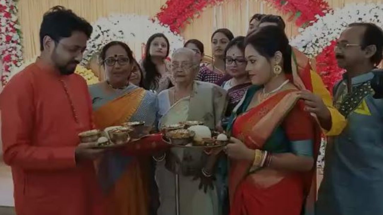 Bengali Marriage Rituals: 'দান' নয়, নিজ দায়িত্ব নিক 'কন্যা', প্রজাপতি-বিবাহে নতুন নজির গড়লেন অর্ক-অর্চিতা