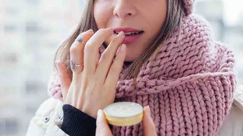 Coconut Oil: শীতে আপনার ত্বকের কোমলতা বজায় রাখবে এই একটি মাত্র উপাদান! দেখে নিন কীভাবে ব্যবহার করবেন