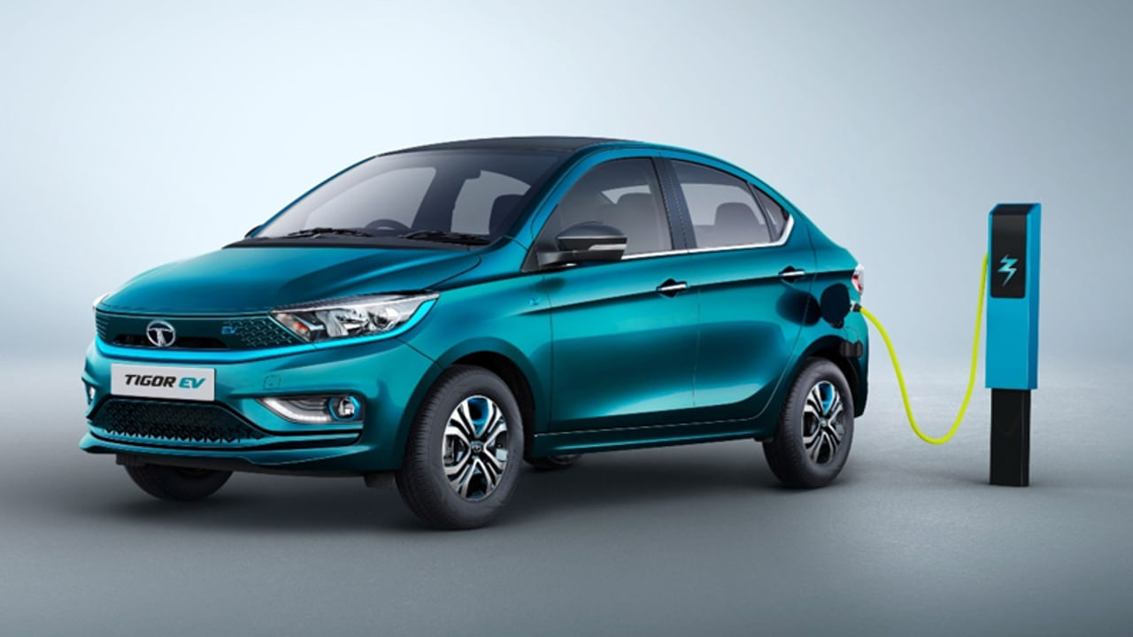 টাটা টিগর ইভি (Tata Tigor EV) - দেশি চারচাকা গাড়ি প্রস্তুতকারক সংস্থা টাটাও একটি ইলেকট্রিক গাড়ি নিয়ে হাজির হয়েছিল বেশ কিছু দিন আগেই। দেশের বাজারে কম খরচে অত্যন্ত জনপ্রিয় হয়েছে গাড়িটি। মাত্র ১১.৯৯ লাখ টাকা খরচ করলেই আপনি পেয়ে যাবেন একটি টাটা টিগর ইভি। এই মুহূর্তে ভারতে অন্যতম সস্তার ইলেকট্রিক ভেহিকল এই টাটা টিগর ইভি। 