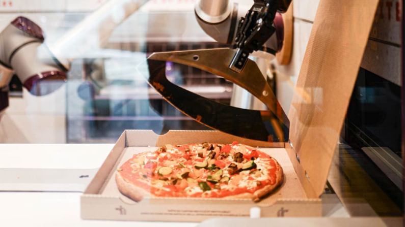 Stellar Pizza: Pizza is ready in 45 seconds! The robot machine was made by  three former engineers of Elon Musk's company Former Engineers From Elon  Musk's SpaceX Made Robot That Makes Pizza