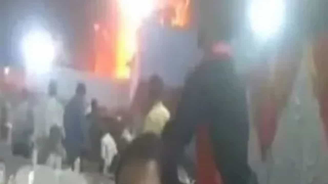 Viral Video: পেছনে দাউ দাউ করে জ্বলছে আগুন, তা দেখেও বিয়েবাড়ির খাবার খেতে মশগুল মানুষজন... Viral Video: পেছনে দাউ দাউ করে জ্বলছে আগুন, তা দেখেও বিয়েবাড়ির খাবার খেতে মশগুল মানুষজন...