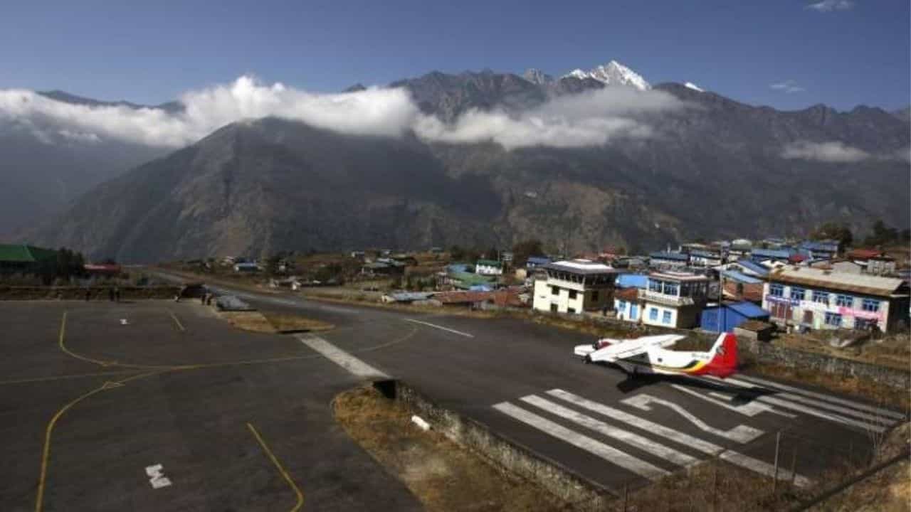 Dangerous Airport: পৃথিবীর সবথেকে ভয়ঙ্কর এয়ারপোর্ট বলা হয় একে, কেন? সেই সম্বন্ধে সবিস্তারে জেনে নিন... Dangerous Airport: পৃথিবীর সবথেকে ভয়ঙ্কর এয়ারপোর্ট বলা হয় একে, কেন? সেই সম্বন্ধে সবিস্তারে জেনে নিন...
