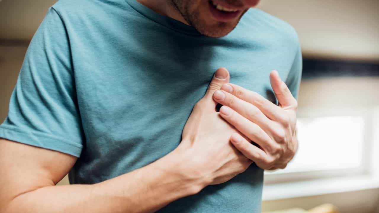 Heart Attack: বুকের ঠিক কোথায় ব্যথা হলে হার্ট অ্যাটাকের সম্ভাবনা বেশি থাকে, বিশেষজ্ঞের থেকে জেনে নিন... Heart Attack: বুকের ঠিক কোথায় ব্যথা হলে হার্ট অ্যাটাকের সম্ভাবনা বেশি থাকে, বিশেষজ্ঞের থেকে জেনে নিন...