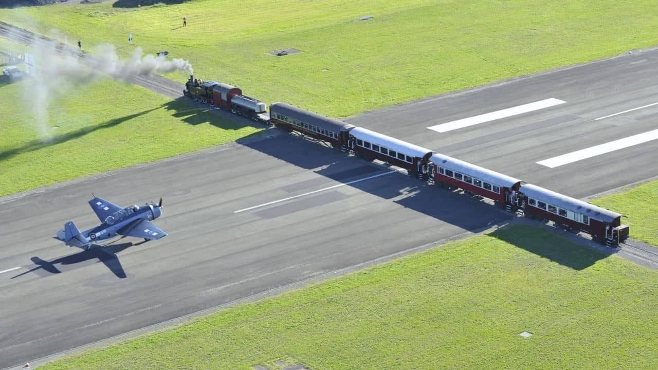 Gisborne Airport: নিউজিল্যান্ডের এই এয়ারপোর্টে রানওয়ের মাঝ বরাবর চলে গেছে রেললাইন...