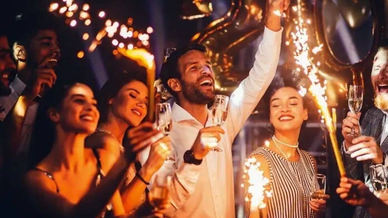 New Year Fashion Tips: নিউ ইয়ারের রাত জুড়ে চলবে পার্টি, কেমন হবে আপনার ফ্যাশন? এই টিপসগুলো জেনে নিন...