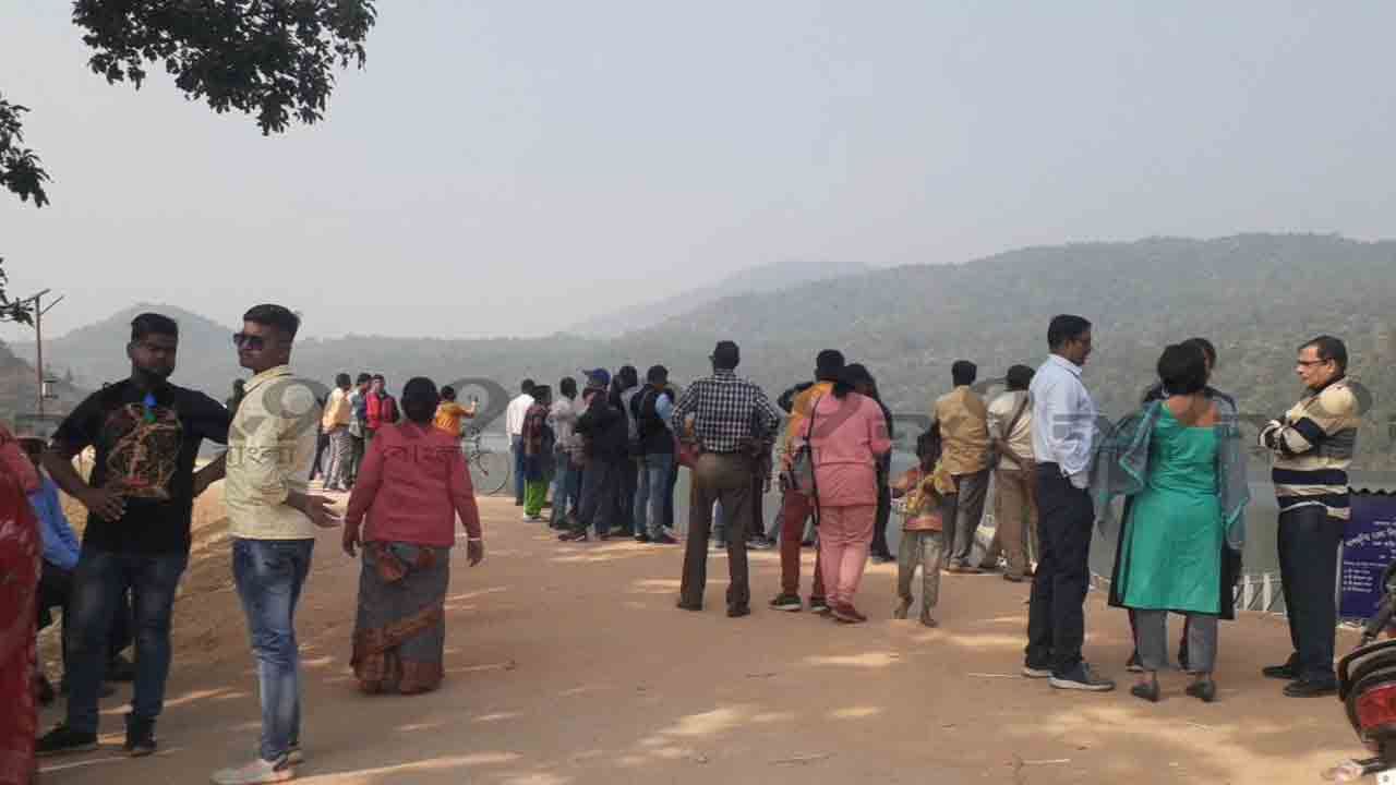 Tourist in Purulia: বড়দিনেই ধরানো হচ্ছে সরস্বতী পুজোর চাঁদার রসিদ! পর্যটকদের গাড়ি আটকে টাকা আদায়