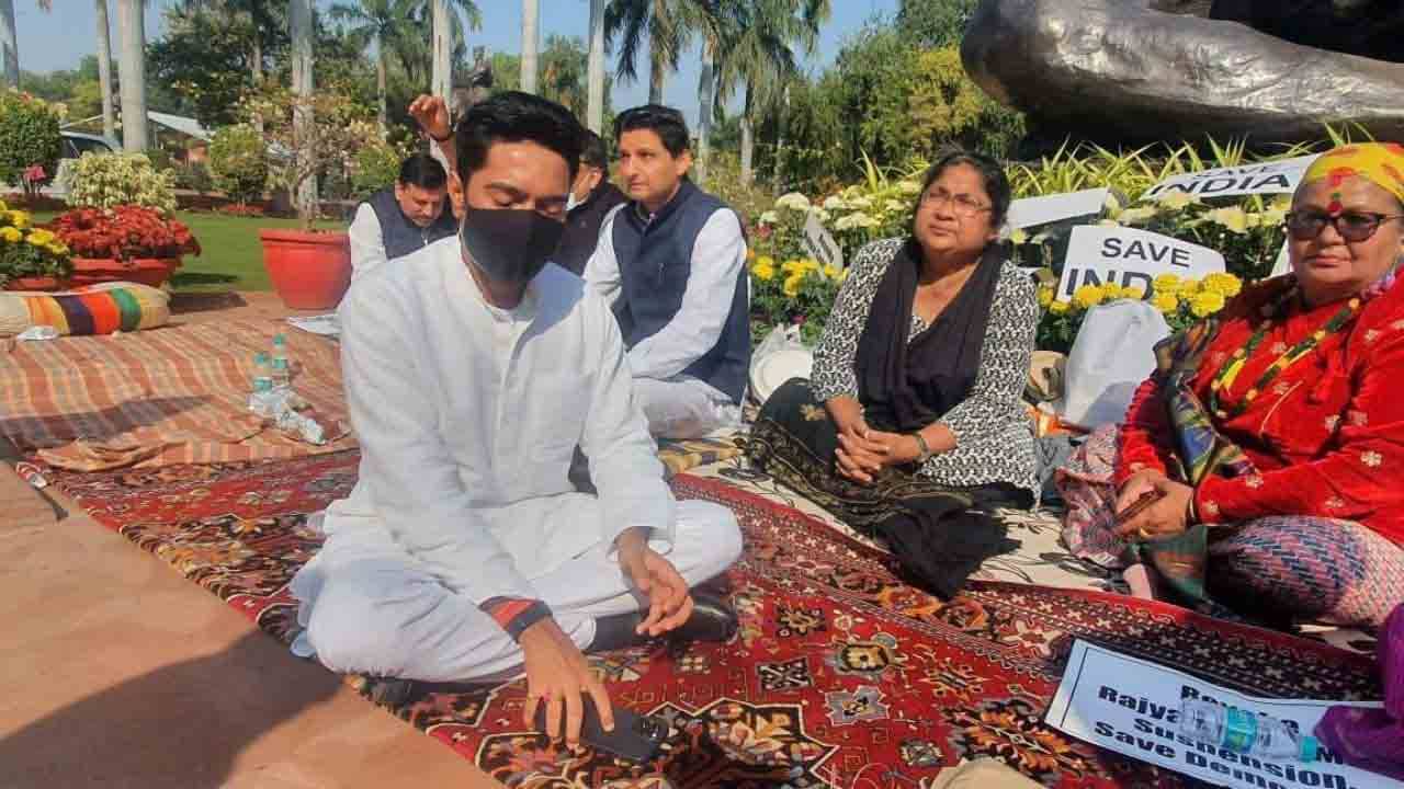 Abhishek Banerjee in Delhi: চুপ করিয়ে রাখা যাবে না, অভিষেককে পাশে পেয়ে আরও ঝাঁঝ বাড়াচ্ছেন জোড়াফুল সাংসদরা