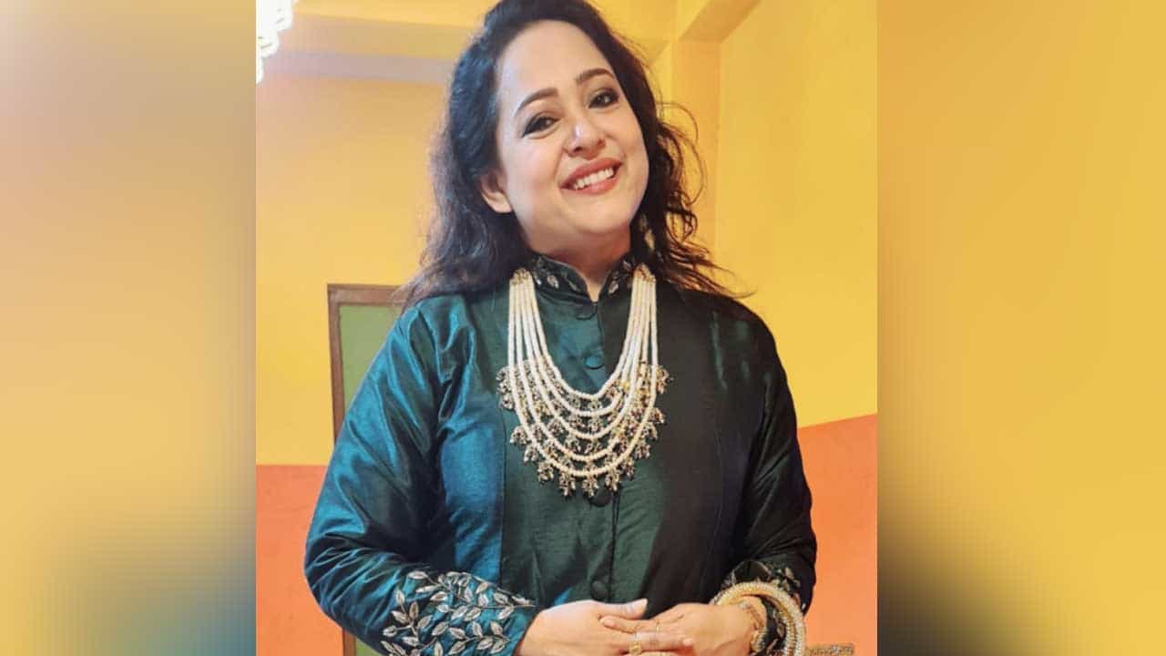 এক সময় চুটিয়ে বাংলা টেলিভিশনে অভিনয় করেছেন। আবার বড়পর্দাতেও তিনি সমান সফল। তিনি অর্থাৎ অভিনেত্রী অপরাজিতা আঢ্য। সদ্য মৈনাক ভৌমিক পরিচালিত ‘একান্নবর্তী’ ছবিতে তাঁর অভিনয় দেখেছেন দর্শক।