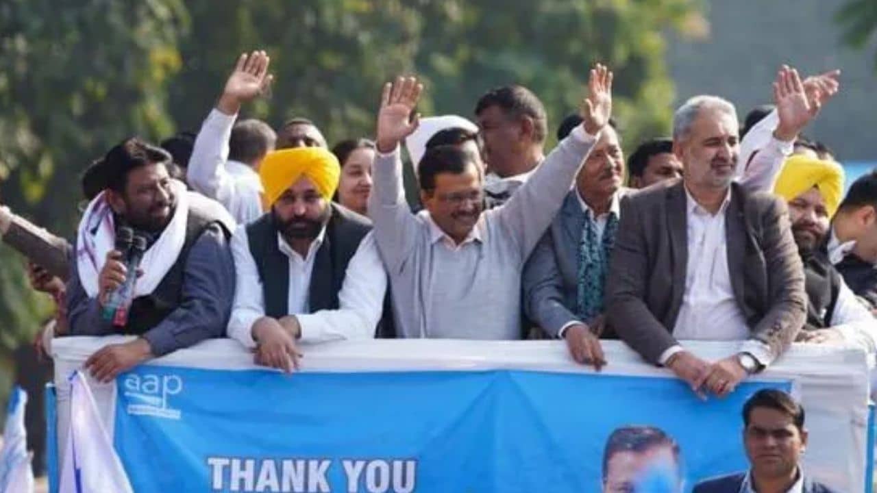 Punjab Assembly Elections: ভোটে জিতলে অস্থায়ী সাফাই কর্মীদের স্থায়ীকরণ, প্রতিশ্রুতি কেজরিওয়ালের