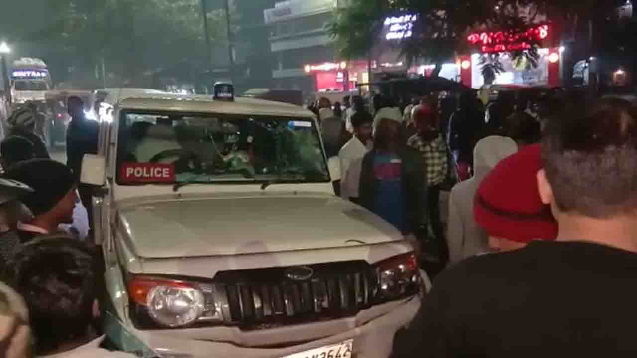 Asansol: নীল বাতি জ্বালানো গাড়ির ধাক্কায় রক্তাক্ত বাইক আরোহী, রণক্ষেত্র আসানসোল Asansol: নীল বাতি জ্বালানো গাড়ির ধাক্কায় রক্তাক্ত বাইক আরোহী, রণক্ষেত্র আসানসোল