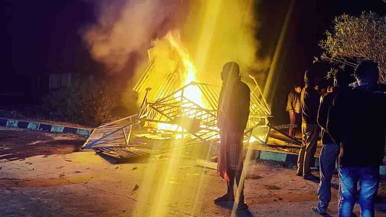 অসম-বাংলা সীমান্তের বক্সিরহাটে পুলিশের নাকা পয়েন্টে আগুন। একটি দুর্ঘটনাকে কেন্দ্র করে আগুন লাগিয়ে দেয় উত্তেজিত জনতা। বেশ কিছুক্ষণ কেটে গেলেও আগুন নেভেনি। অবরুদ্ধ হয়েছে জাতীয় সড়ক।