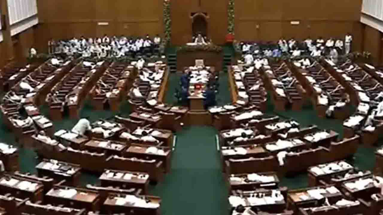 Karnataka MLA: ধর্ষণ থামানো না গেলে উপভোগ করতে হয়, কংগ্রেস বিধায়কের মন্তব্যে হাসির রোল উঠল বিধানসভায়