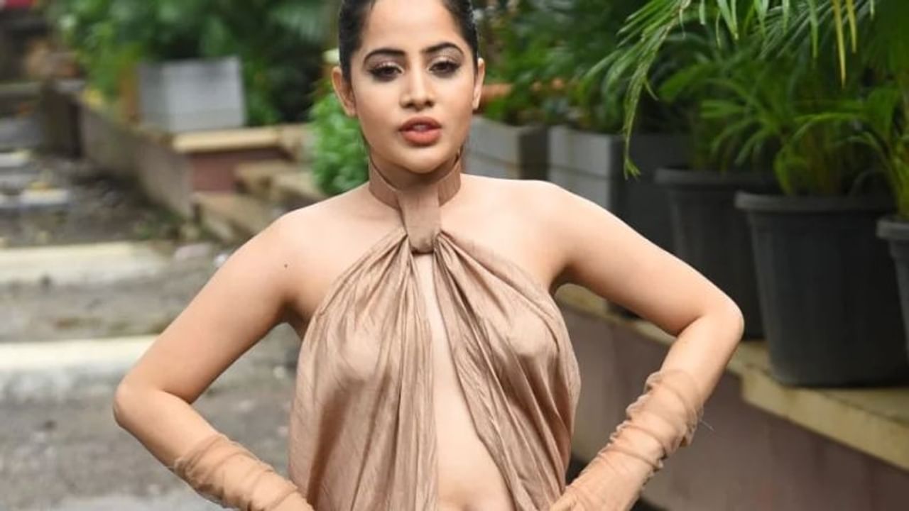 বৃহস্পতিবার কেবলমাত্র ওড়না ঘায়ে জড়িয়েই মুম্বইয়ের রাস্তায় উরফি জাভেদ! হ্যাঁ, এদিন এক টুকরো ওড়না দিয়েই উর্ধ্বাঙ্গ লজ্জানিবারণ করলেন উরফি। পরনে নেই অন্তর্বাস। উন্মুক্ত নাভি, ফাঁক ঠেলে বেরিয়ে আসছে স্তনযুগল।