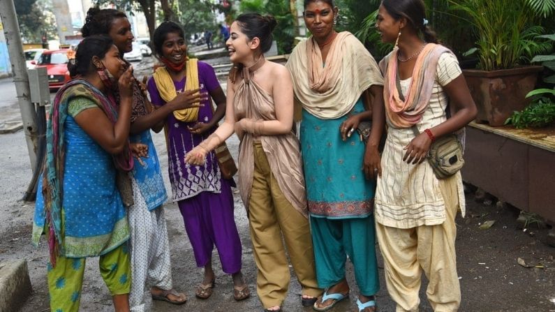 সোশ্যাল মিডিয়ায় দিনে দিনে বাড়ছে তাঁর ফলোয়ার সংখ্যা। ভাইরাল উরফিকে ঘিরে চর্চার শেষ নেই! 