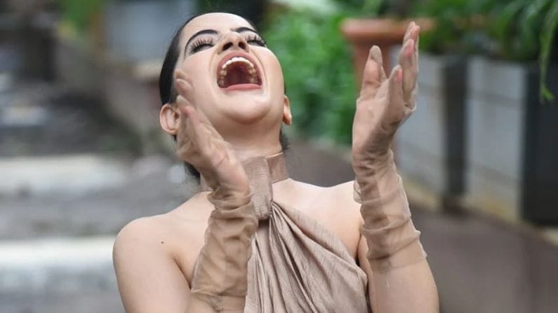 অদ্ভুদ ফ্যাশনের জন্য হামেশাই চর্চায় থাকেন উরফি। এদিন হাসিমুখে ক্যামেরার জন্য পোজ দিলেন উরফি, স্তন যুগল বেরিয়ে আসতেই তা পোশাক হাত দিয়ে চেপে ধরেন! সেই ছবিও লেন্সবন্দি হয়েছে ক্যামেরায়।