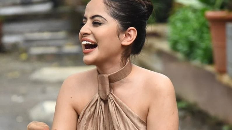 ওড়নার সঙ্গে এদিন তলায় একটি পালাজো স্টাইল বেইজ রঙা প্যান্ট পরেছেন উরফি। মাথায় চুল টেনে খোঁপা করে বাঁধা।