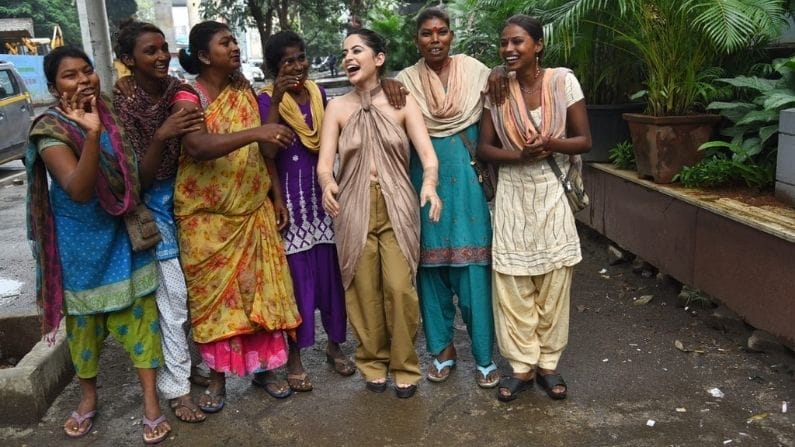 এদিন উরফিকে দেখেই ভিড় জমান রাস্তার ধারের একদল মহিলা।রীতিমতো উরফিকে ঘিরে ধরেন তাঁরা। হতাশ করলেন না উরফি, হাসিমুখে পোজ দিলেন তাঁদের সঙ্গে। 