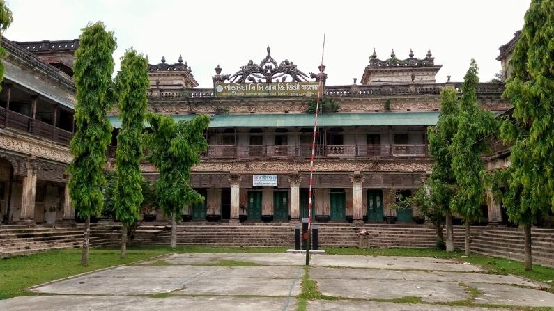 টাঙ্গাইল জেলার নাগরপুর উপজেলায় অবস্থিত একটি জমিদার বাড়ি। জমিদার সুবিদ্ধা খাঁ-র হাত ধরে নাগরপুরে চৌধুরী বংশ জমিদারি শুরু করেন।  এই বংশের প্রথম পুরুষ যদুনাথ চৌধুরী প্রায় ৫৪ একর জমিতে তার জমিদারি প্রতিষ্ঠা করেন। তবে নাগরপুরের জমিদার বাড়ির সুখ্যাতি ছড়ায় তৃতীয় পুরুষ উপেন্দ্র মোহনের ছেলে সতীশ চন্দ্র রায় চৌধুরীর শাসনে।