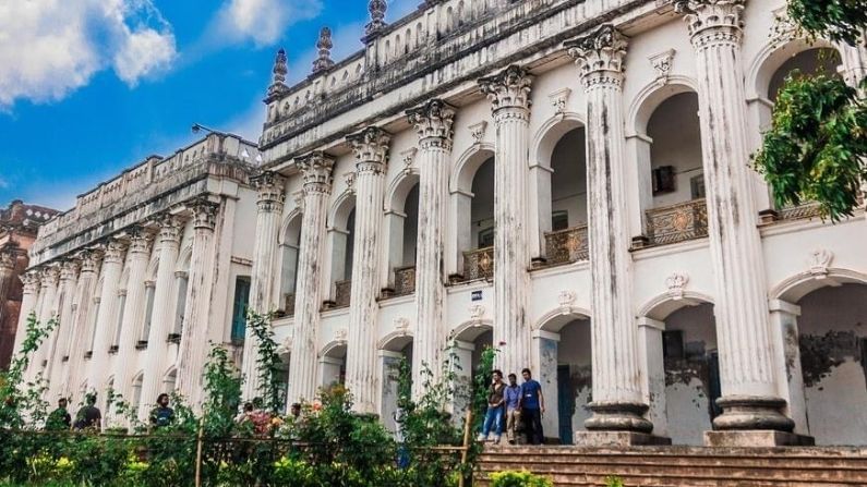 বালিয়াটি প্রাসাদ বাংলাদেশের ঢাকা বিভাগের অন্তর্গত মানিকগঞ্জ জেলার সাটুরিয়া উপজেলার বালিয়াটি গ্রামে অবস্থিত। এটি বাংলাদেশের ১৯ শতকে নির্মিত অন্যতম প্রাসাদ। একে বালিয়াটি জমিদার বাড়ি বা বালিয়াটি প্রাসাদ বলেও ডাকা হয়।  মোট সাতটি স্থাপনা নিয়ে এই জমিদার বাড়ি অবস্থিত। যদিও সেখানকার সবগুলো ভবন একসঙ্গে স্থাপিত হয়নি। এই প্রাসাদের অন্তর্গত বিভিন্ন ভবন জমিদার পরিবারের বিভিন্ন উত্তরাধিকার বিভিন্ন সময়ে স্থাপিত করেছিলো। বর্তমানে কেন্দ্রীয় ব্লকটি যাদুঘর।