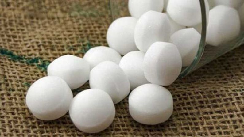 কর্পুর বা ন্যাপথালিন আর্দ্রতা শুষে নেয়। কাজেই বর্ষাকালে ফার্নিচারের কোণে কর্পুর বা ন্যাপথালিন দিয়ে রাখুন। চাইলে সারা বছরও দিতে পারেন। কারণ, শুধু মাত্র আদ্রতে শোষণ নয়, কর্পুর, ন্যাপথালিন পোকামাকড়ের হাত থেকেও আসবাবপত্রকে বাঁচায়।