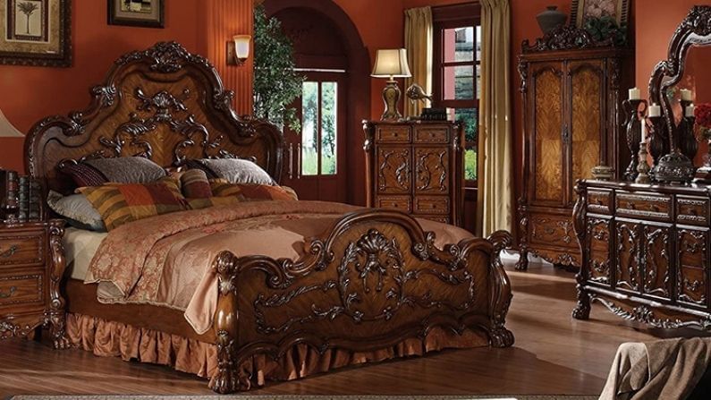 দেয়াল থেকে কাঠের আর্দ্রতা টানার প্রবণতা রয়েছে। তাই বর্ষাকালে দেয়াল থেকে কম করে হলেও ছয় ইঞ্চি দূরে রাখুন কাঠে আসবাবপত্র। বর্ষাকালের বৃষ্টি পড়া বন্ধ হলে জানালা খুলে দিন। এতে ঘরে আলো বাতাস প্রবেশ করবে এবং ঘর আদ্রতা মুক্ত থাকবে।