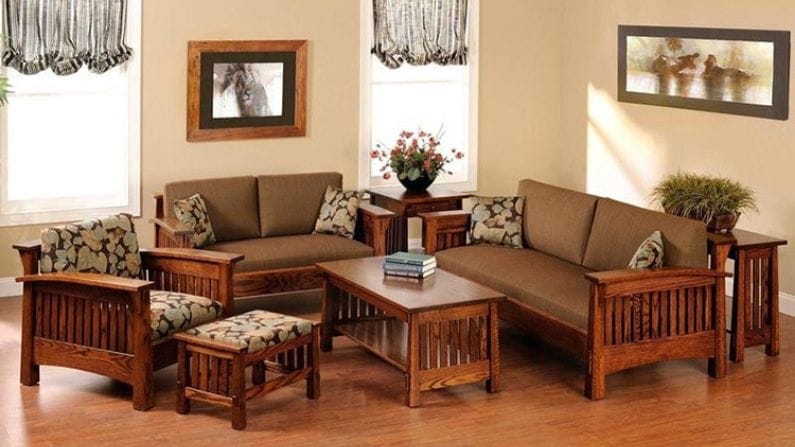 জল এবং ভেজা আবহাওয়া কাঠের অন্যতম শত্রু। কাজেই বর্ষাকালে কাঠের আসবাবপত্র নষ্ট হয়ে যাওয়ার সম্ভাবনা থাকে।