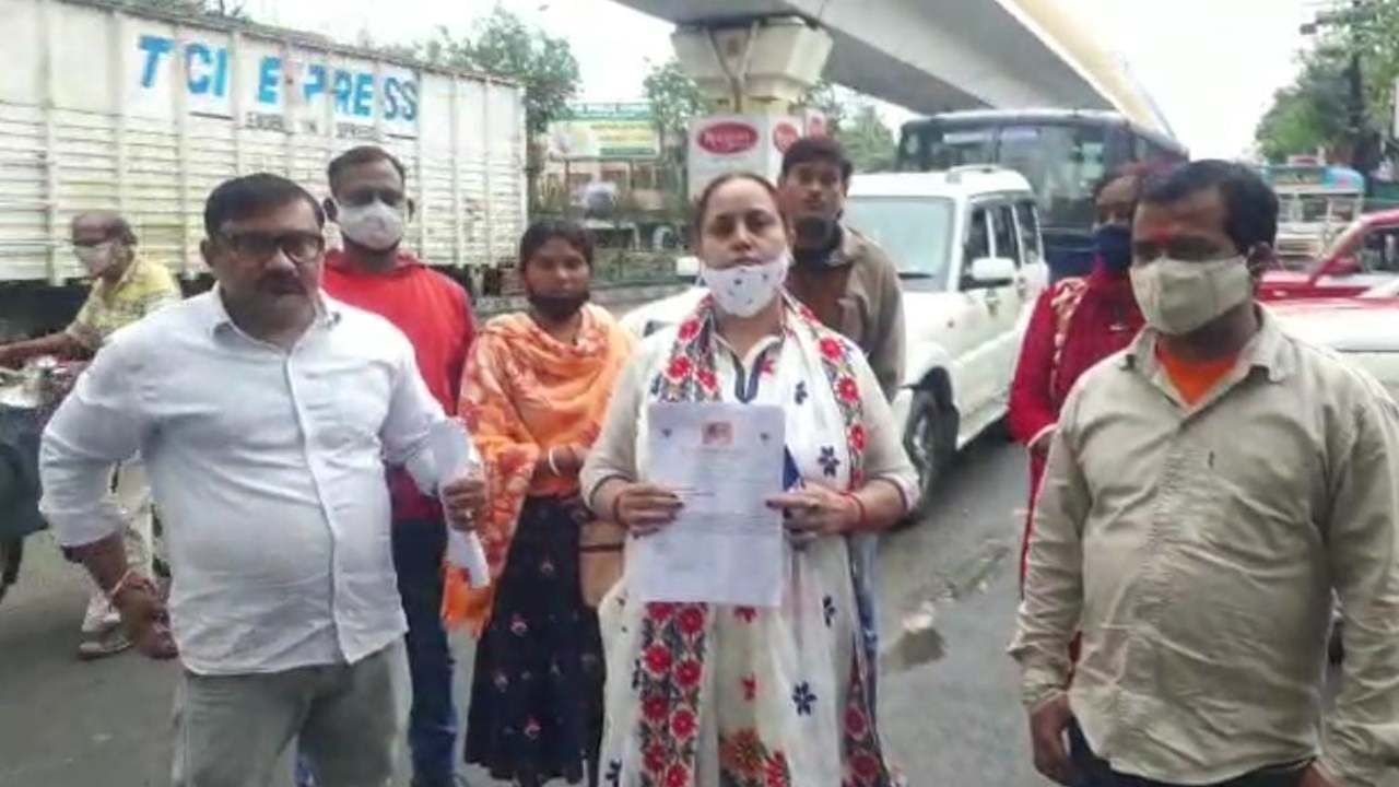Kolkata municipal election 2021: বেহালায় বিজেপি প্রার্থীকে কুরুচিকর মন্তব্য ও শারীরিক হেনস্থার অভিযোগ, থানায় দায়ের হল অভিযোগ