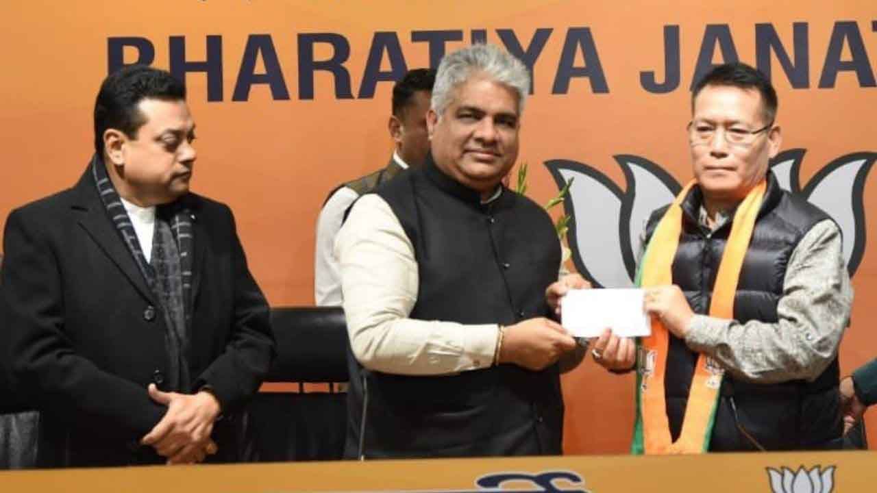 Manipur Minister joins BJP : 'বন্ধু' দলের নেতাকে ছিনিয়ে নিল বিজেপি, মণিপুরের মন্ত্রী যোগ দিলেন পদ্মে