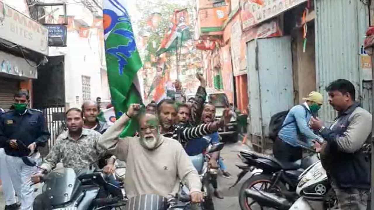 KMC Election Result 2021: শুনশান বিজেপির রাজ্য অফিসের সামনে উড়ল তৃণমূলের জয়ধ্বজা-সবুজ আবির KMC Election Result 2021: শুনশান বিজেপির রাজ্য অফিসের সামনে উড়ল তৃণমূলের জয়ধ্বজা-সবুজ আবির