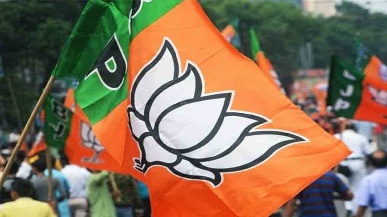 Bengal BJP Meeting: পদ্ম নেতৃত্বের বিরুদ্ধে সুর চড়াতে নতুন রণকৌশল? আজ পৃথক প্ল্যাটফর্মে শান্তনু-সায়ন্তন-সহ বিক্ষুব্ধরা Bengal BJP Meeting: পদ্ম নেতৃত্বের বিরুদ্ধে সুর চড়াতে নতুন রণকৌশল? আজ পৃথক প্ল্যাটফর্মে শান্তনু-সায়ন্তন-সহ বিক্ষুব্ধরা