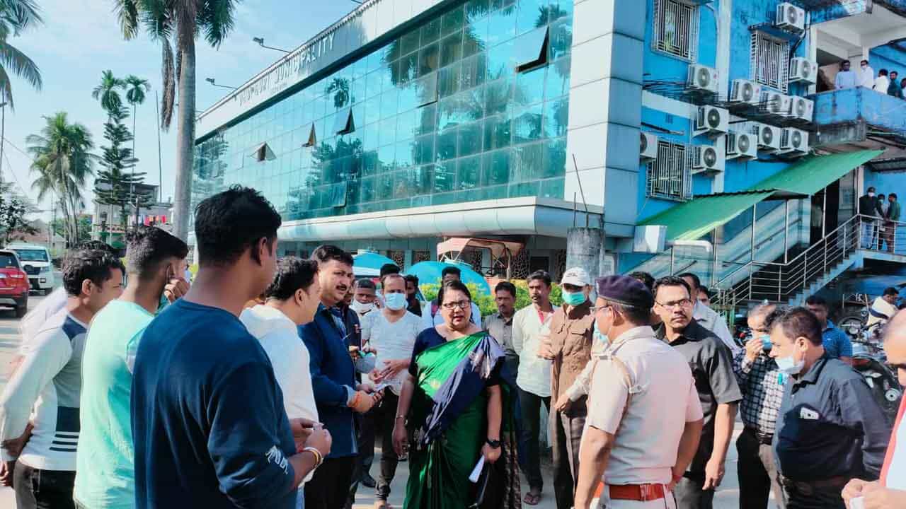 Banarhat TMC Inner Clash: বছর ঘুরলেও ব্লক পঞ্চায়েত সমিতি গঠিত হয়নি! নেপথ্যে কি শাসকদলের গোষ্ঠীকোন্দল? Banarhat TMC Inner Clash: বছর ঘুরলেও ব্লক পঞ্চায়েত সমিতি গঠিত হয়নি! নেপথ্যে কি শাসকদলের গোষ্ঠীকোন্দল?