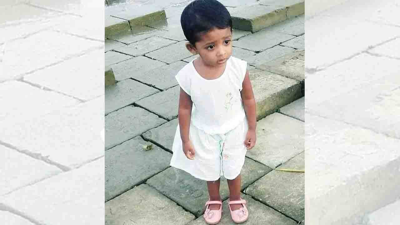 Bangladesh Ferry Fire: আগুন থেকে বাঁচতে মেয়েকে বুকে আঁকড়েই সাঁতার কাটছিল বাবা, হাত ফস্কে কখন যে...!