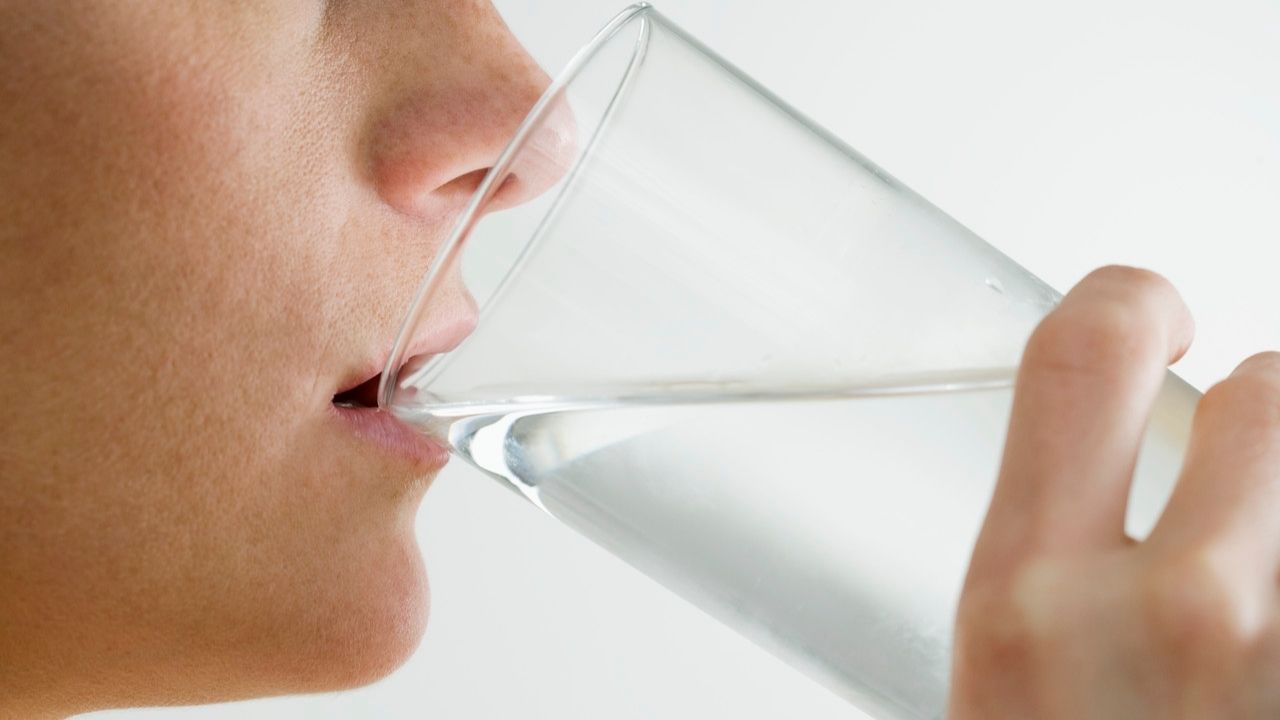 Benefits Of Drinking Water: খালি পেটে জল পান করা কতটা উপকারী! রইল ৭টি গুরুত্বপূর্ণ কারণ