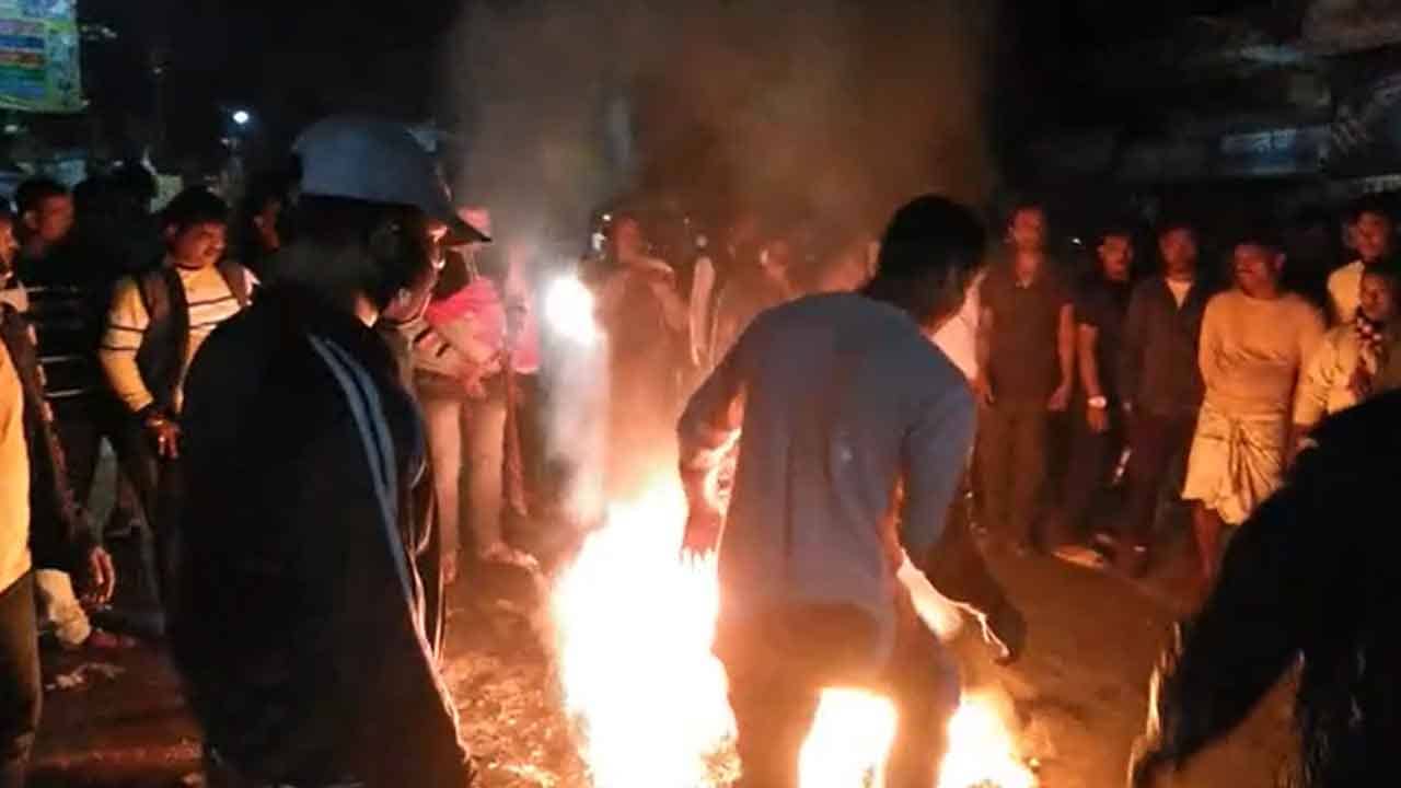 Bishnupur News: পুলিশের ভয়ে দীর্ঘক্ষণ পুকুরে ডুবে মৃত্যু, দেহ রাস্তায় শুইয়ে বিক্ষোভ স্থানীয়দের