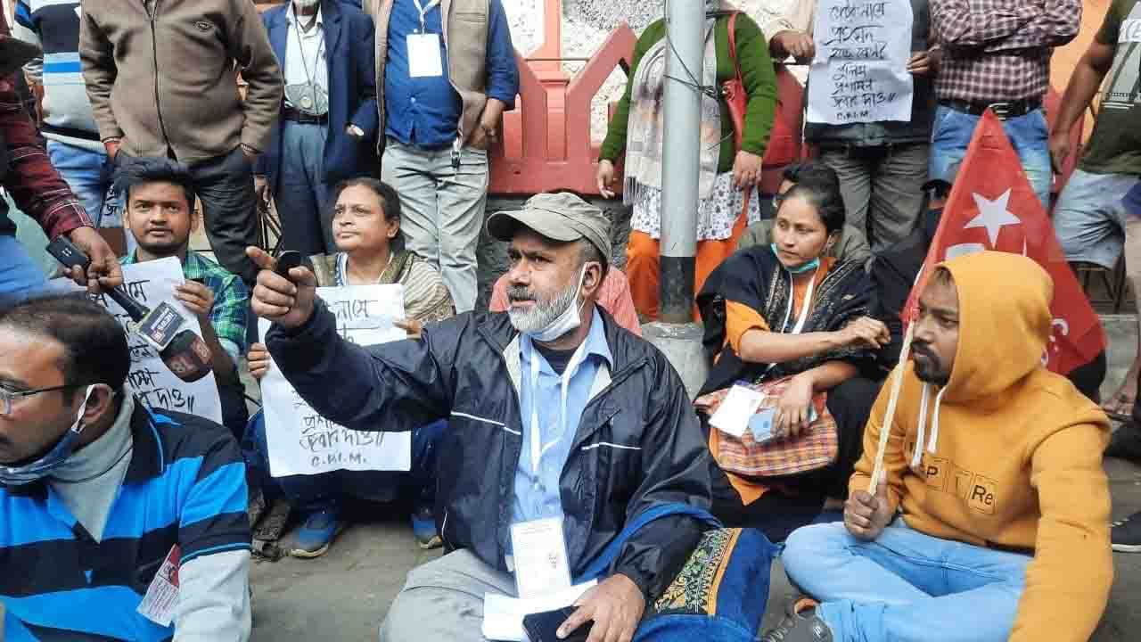 Kolkata Municipal Corporation Elections 2021: অবাধে ভোটলুঠ! প্রতিবাদে বড়তলা থানার সামনে বিক্ষোভে খোদ বামপ্রার্থী